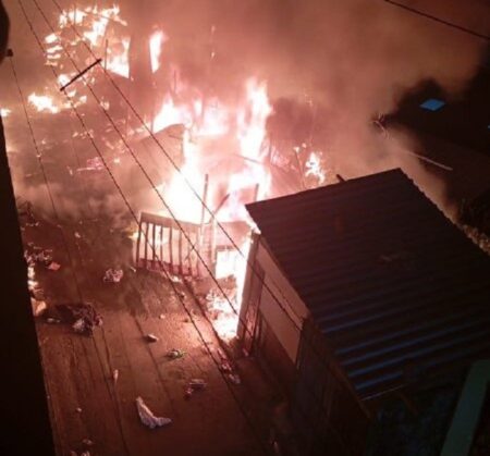 Incêndio destrói casas e deixa um morto em Juiz de Fora - Foto: Divulgação/CBMMG
