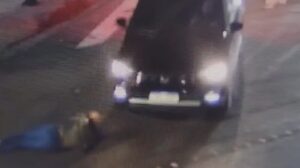 Mulher é atropelada na faixa de pedestre por motorista de aplicativo em BH - Foto: Reprodução