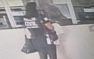 Mulher é presa após fingir ser policial para furar fila em hospital de BH - Foto: Reprodução