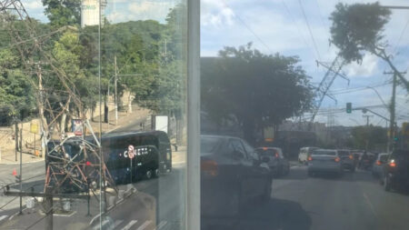 Ônibus derruba torre elétrica em Contagem e deixa bairros da Grande BH sem energia - Foto: Reprodução/Redes Sociais
