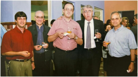 Papa Leão XIV bebendo cerveja em BH viraliza nas redes sociais - Foto: Reprodução/Redes Sociais