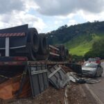 Carreta tomba após invadir contramão e atinge dois carros na BR-381, em João Monlevade - Foto: Divulgação/Corpo de Bombeiros
