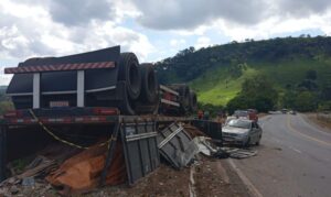 Carreta tomba após invadir contramão e atinge dois carros na BR-381, em João Monlevade - Foto: Divulgação/Corpo de Bombeiros