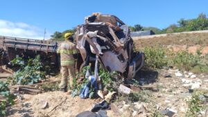 Acidente com caminhão e carro deixa um morto na BR-251 em Francisco Sá - Foto: Divulgação/Corpo de Bombeiros