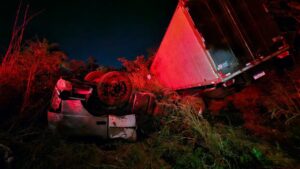 Carreta capota e idoso morre na MGC-135 em Minas Gerais - Foto: Divulgação/Corpo de Bombeiros