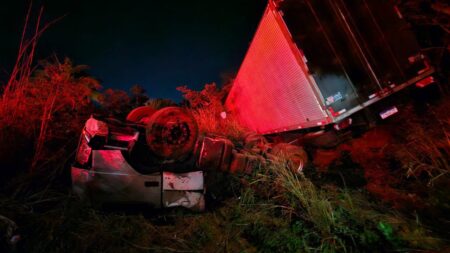 Carreta capota e idoso morre na MGC-135 em Minas Gerais - Foto: Divulgação/Corpo de Bombeiros