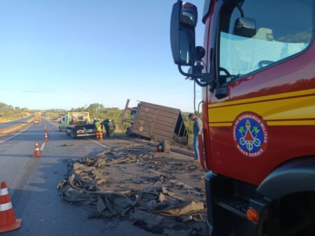 Pai e filho morrem em acidente com caminhão na BR-135, no Norte de Minas - Foto: Divulgação/Corpo de Bombeiros