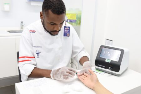 Drogaria Araujo oferece teste gratuito de hipotireoidismo em BH; veja locais - Foto: Divulgação/Drogaria Araujo