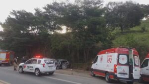 Acidente entre caminhão e carros deixa três mortos e feridos na BR-262 em Minas Gerais - Foto: Reprodução/Redes Sociais