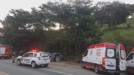 Acidente entre caminhão e carros deixa três mortos e feridos na BR-262 em Minas Gerais - Foto: Reprodução/Redes Sociais