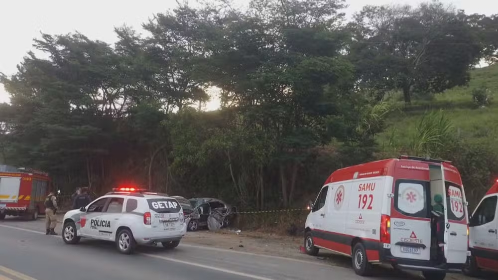 Acidente entre caminhão e carros deixa três mortos e feridos na BR-262 em Minas Gerais - Foto: Reprodução/Redes Sociais