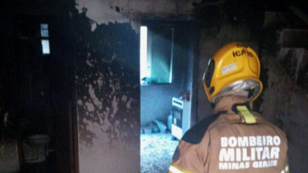 Vela acesa causa incêndio em casa e deixa dois homens feridos em Ibirité - Foto: Divulgação/Corpo de Bombeiros