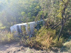 Ônibus com 40 passageiros capota e cai em ribanceira na BR-365, em MG - Foto: Divulgação/CBMMG