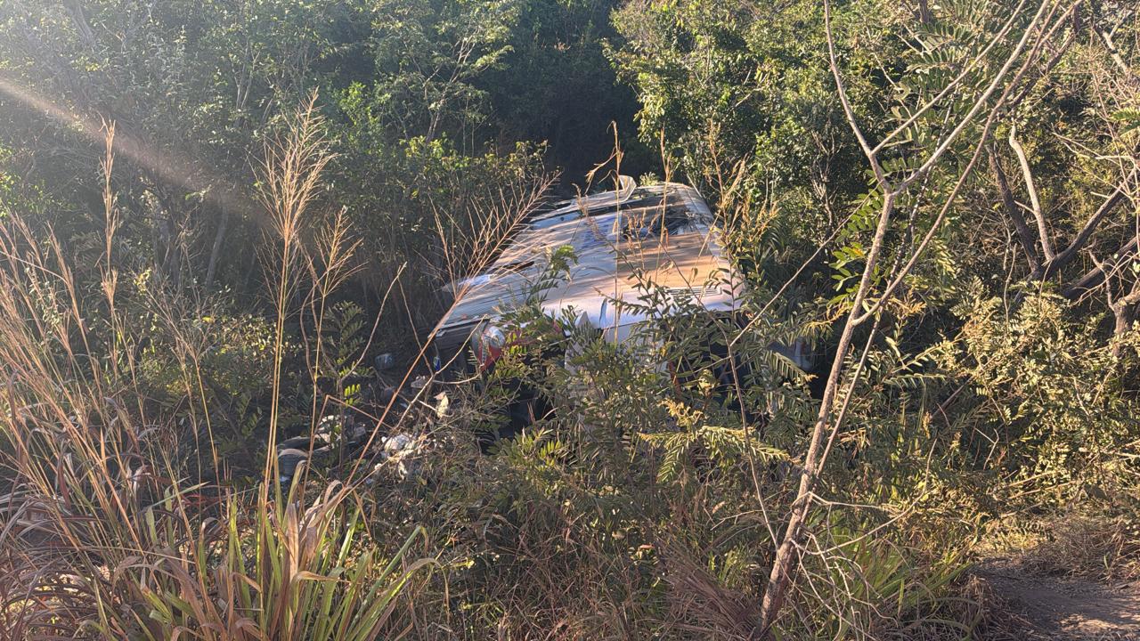 Ônibus com 40 passageiros capota e cai em ribanceira na BR-365, em MG 1 Ônibus com 40 passageiros capota e cai em ribanceira na BR-365, em MG - Foto: Divulgação/CBMMG