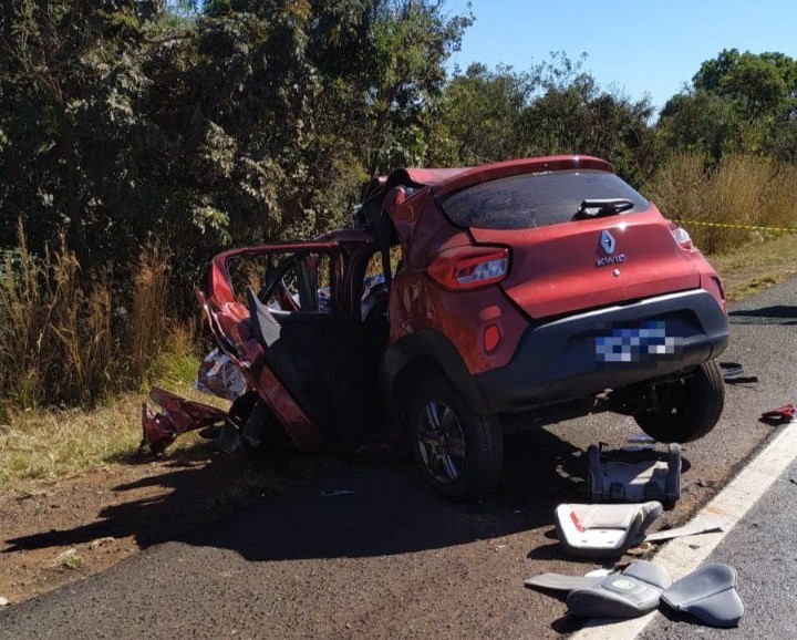 Mulher morre após acidente entre carro e carreta em rodovia de MG - Foto: Divulgação/CBMMG