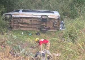 Van com 16 pessoas da mesma família que voltava de velório capota na BR-381 - Foto: Divulgação/CBMMG