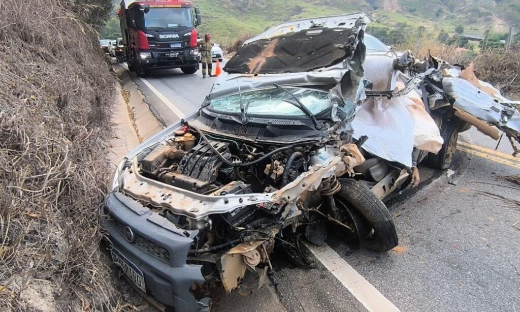 Motorista morre em colisão entre caminhonete e guincho em rodovia de Minas - Foto: Divulgação/PMMG