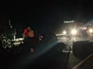 Acidente frontal entre carro e caminhão deixa dois mortos na BR-135, em Buenópolis - Foto: Reprodução/Redes Sociais