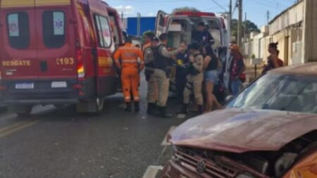 Duas crianças são arremessadas de carro após acidente com ambulância do Samu em Araguari - Foto: Divulgação/CBMMG