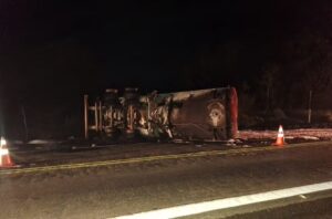 Três pessoas morrem após acidente entre carreta e motos BR-040, em Felixlândia - Foto: Divulgação/CBMMG