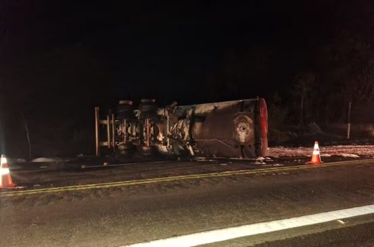 Três pessoas morrem após acidente entre carreta e motos BR-040, em Felixlândia - Foto: Divulgação/CBMMG