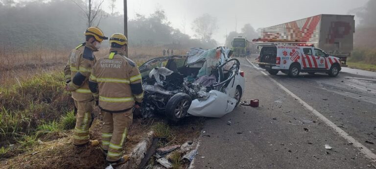 Quatro pessoas morrem após acidente entre carro e carreta na BR-262, em MG - Foto: Divulgação/CBMMG