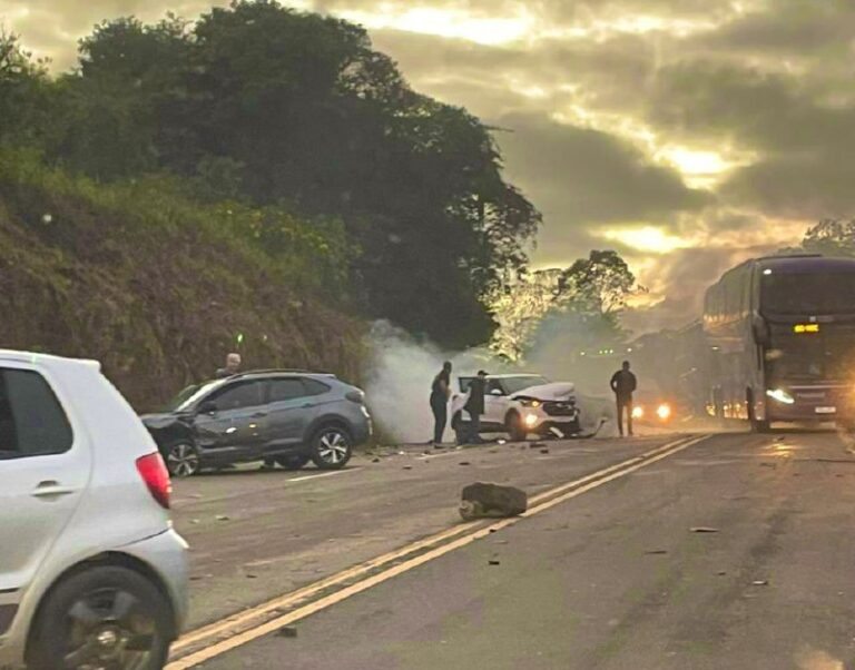 Acidente entre quatro carros deixa feridos na BR-381, em São Gonçalo do Rio Abaixo - Foto: Divulgação/CBMMG