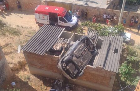 Três pessoas ficam feridas após carro cair em cima de casa em BH - Foto: Divulgação/CBMMG