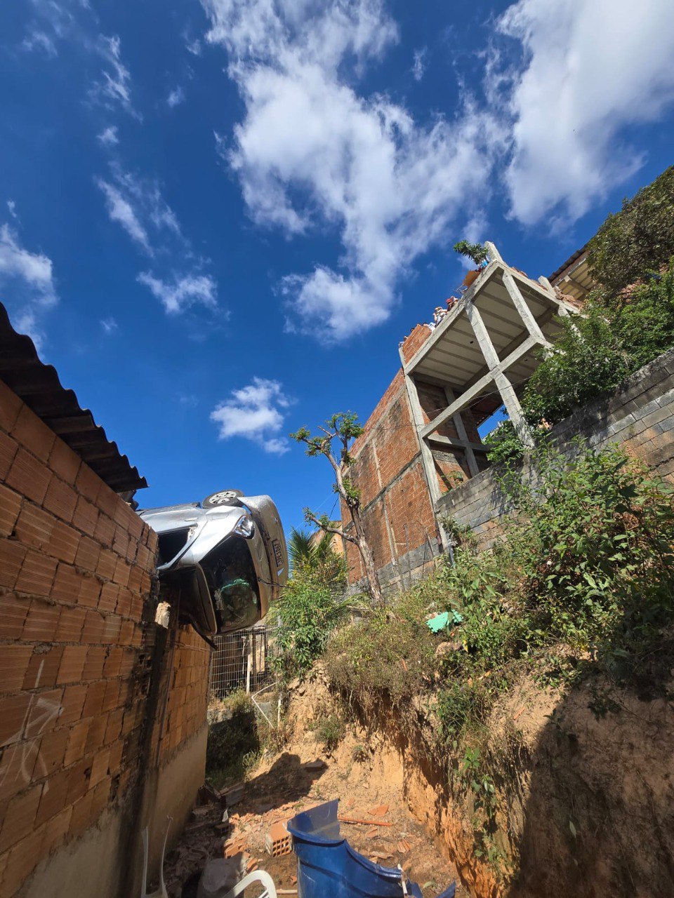 Três pessoas ficam feridas após carro cair em cima de casa em BH - Foto: Divulgação/CBMMG