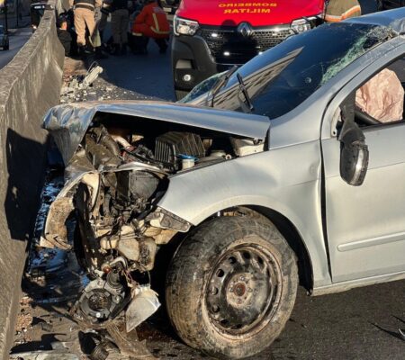 Motorista perde controle e carro atinge mureta de viaduto na Avenida Cristiano Machado, em BH - Foto: Divulgação/CBMMG