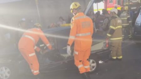 Idosa de 95 anos e homem ficam feridos em colisão entre carro e ônibus em Contagem - Foto: Divulgação/Corpo de Bombeiros