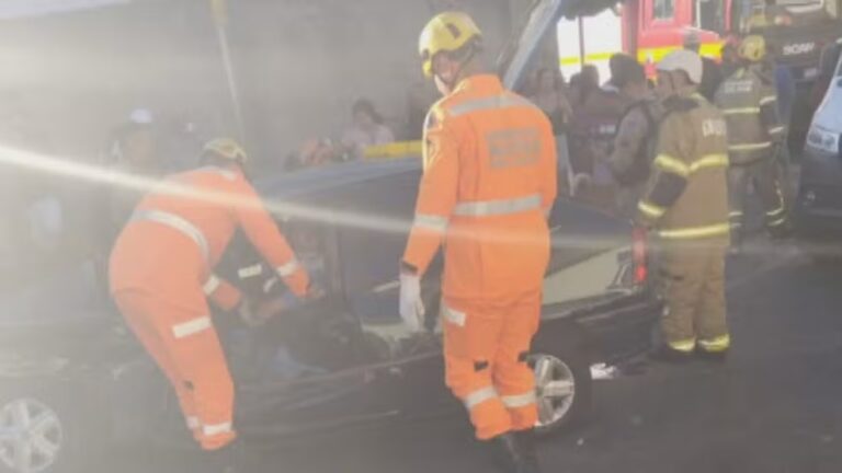 Idosa de 95 anos e homem ficam feridos em colisão entre carro e ônibus em Contagem - Foto: Divulgação/Corpo de Bombeiros