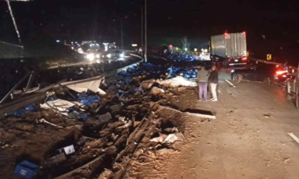 Carreta com carga de cerveja tomba e bloqueia BR-381 por cinco horas em MG Carreta com carga de cerveja tomba e bloqueia BR-381 por cinco horas em MG - Foto: Reprodução