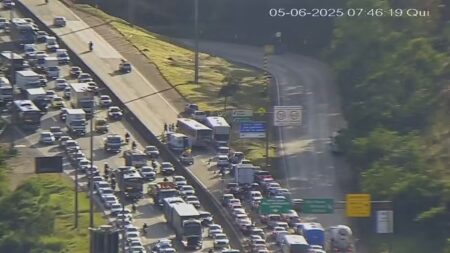 Manobra arriscada provoca acidente com ônibus e carros na BR-040, em BH - Foto: Divulgação/EPR Via Mineira