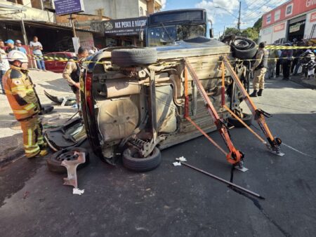 Acidente entre carro e ônibus escolar deixa feridos em Ribeirão das Neves - Foto: Divulgação/CBMMG