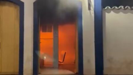 Homem provoca incêndio em banco, ajuda a apagar o fogo e acaba preso em Serro (MG) - Foto: Reprodução