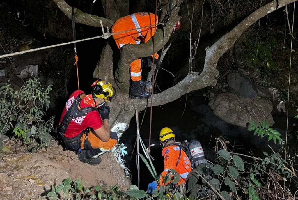Corpo em estado de decomposição é encontrado em córrego na Grande BH Corpo em estado de decomposição é achado em esgoto em Sabará - Foto: Divulgação/Bombeiros