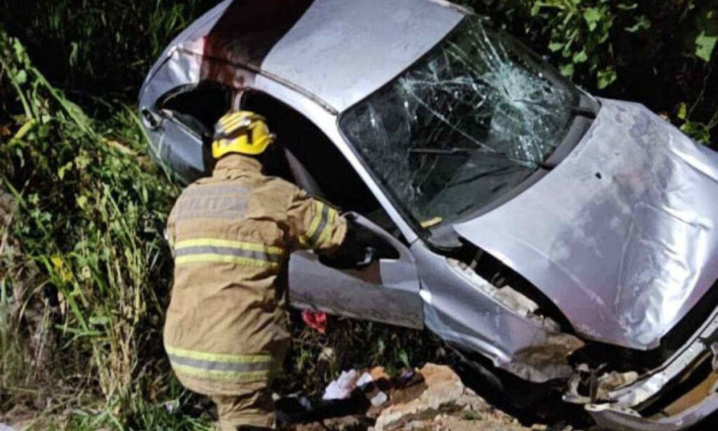 Carro capota e deixa mãe e filha feridas em Juiz de Fora Carro capota e deixa mãe e filha feridas em Juiz de Fora - Foto: Divulgação/Corpo de Bombeiros