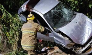 Carro capota e deixa mãe e filha feridas em Juiz de Fora - Foto: Divulgação/Corpo de Bombeiros