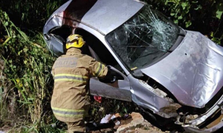Carro capota e deixa mãe e filha feridas em Juiz de Fora - Foto: Divulgação/Corpo de Bombeiros