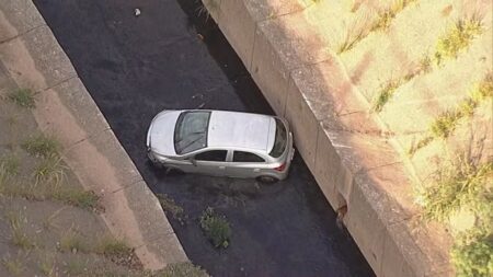 Carro capota e cai em córrego na região da Pampulha em BH - Foto: Divulgação/TV Globo