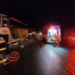 Acidente entre ônibus e carreta deixa sete feridos na BR-116, em Muriaé - Foto: Diuvlgação/Corpo de Bombeiros