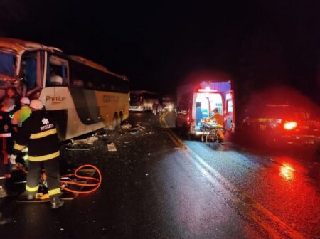 Acidente entre ônibus e carreta deixa sete feridos na BR-116, em Muriaé - Foto: Diuvlgação/Corpo de Bombeiros
