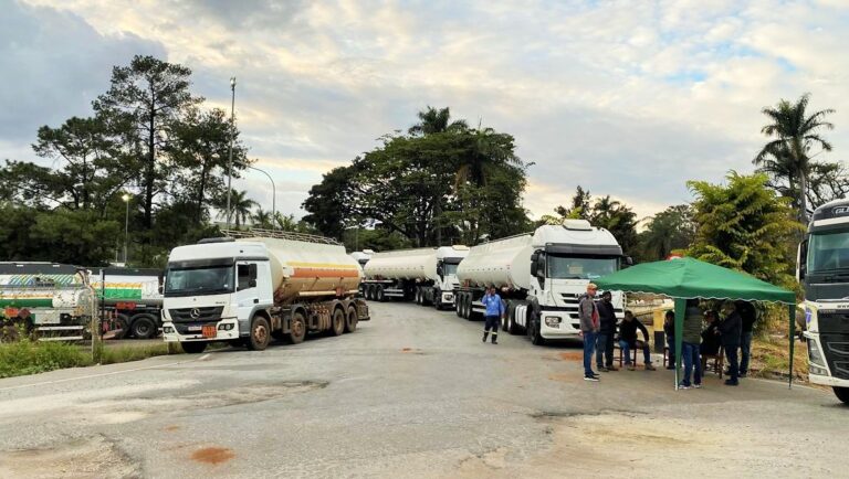 Caminhoneiros entram em greve na Grande BH e alertam para risco de desabastecimento de combustíveis - Foto: Divulgação/Sindtaque-MG