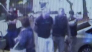 Homem que agrediu bebê achando que era 'reborn', em BH, tem prisão ratificada - Foto: Reprodução/Câmera de segurança