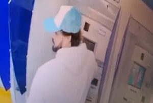 Homem é preso por instalar 'chupa cabra' em caixas eletrônicos na Savassi, em BH - Foto: Reprodução/Câmera de segurança