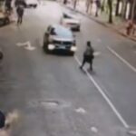 Idosa de 68 anos é atropelada por carro em rua do Centro de BH - Foto: Reprodução/Câmera de segurança