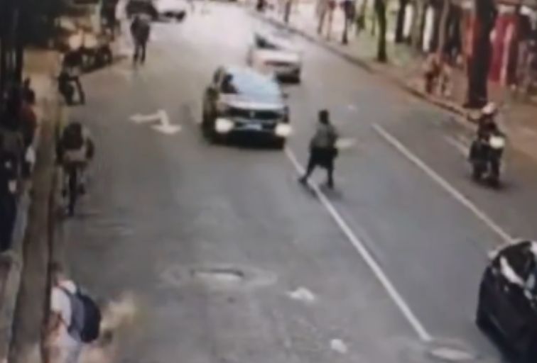 Idosa de 68 anos é atropelada por carro em rua do Centro de BH - Foto: Reprodução/Câmera de segurança