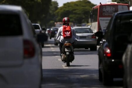 Câmara de BH aprova em 1º turno projeto que regulamenta transporte por motos via aplicativo