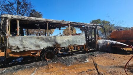 Ônibus escolar com crianças e adolescentes pega fogo em MG - Foto: Divulgação/CBMMG